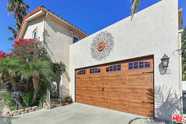 117 Navajo in Topanga, CA - Building Photo - Building Photo