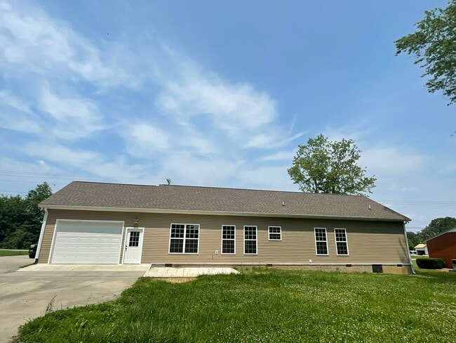 1406 Old Estill Springs Rd in Tullahoma, TN - Building Photo - Building Photo