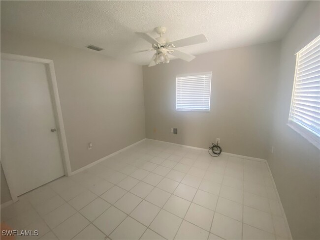 2258 Iris Way in Ft. Myers, FL - Foto de edificio - Building Photo