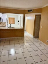 852 NE 209th St in Miami, FL - Foto de edificio - Building Photo
