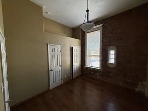 301 E California St, Unit 203 in Gainesville, TX - Building Photo - Building Photo