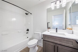 540 W Horizon Ridge Pkwy in Henderson, NV - Building Photo - Building Photo