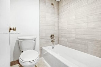 3760 Inverrary Dr, Unit Unit #2L in Lauderhill, FL - Building Photo - Building Photo