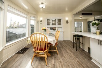 2407 E Ward St in Seattle, WA - Foto de edificio - Building Photo