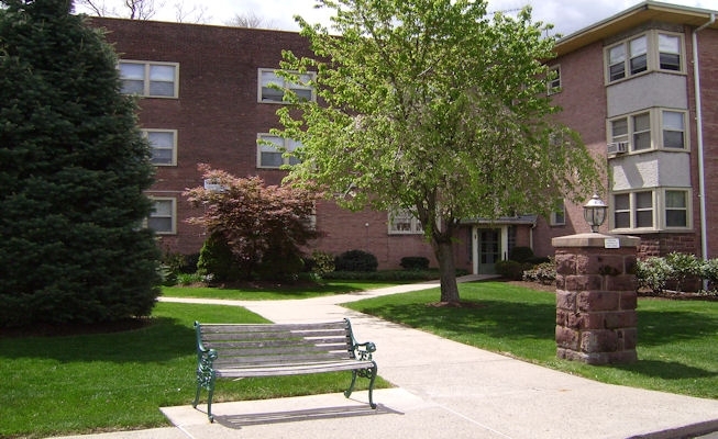 Pearl River Apartments in Pearl River, NY - Foto de edificio