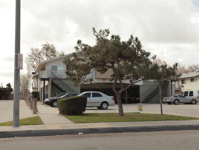 9502 Oak St in Bellflower, CA - Foto de edificio - Building Photo