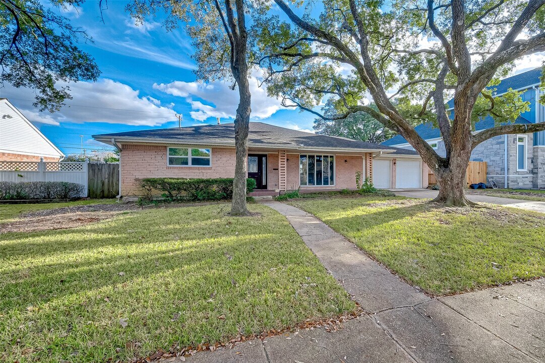 5007 Cheena Dr in Houston, TX - Building Photo
