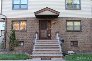 707 Merrywood Dr in Edison, NJ - Building Photo