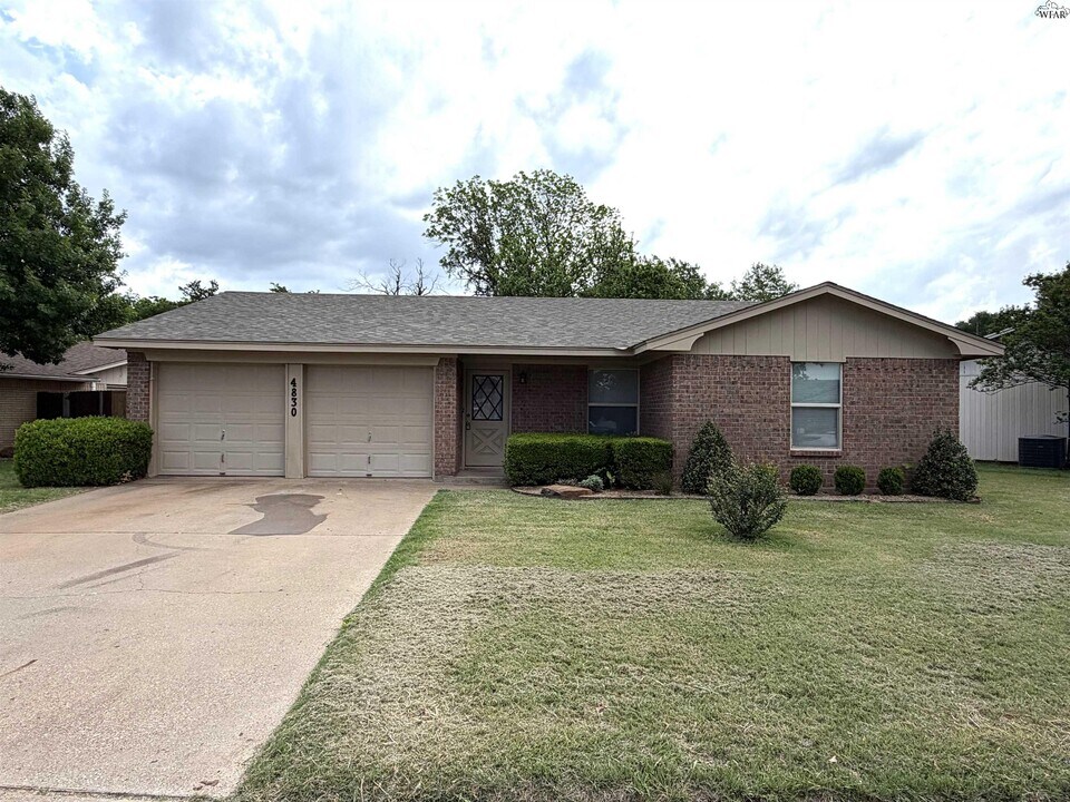 4830 Lovers Ln in Wichita Falls, TX - Building Photo