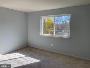 1523 Colonial Dr-Unit -202 in Woodbridge, VA - Foto de edificio - Building Photo