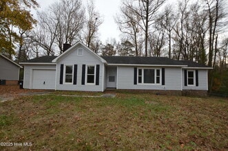307 Stillwood Dr in Jacksonville, NC - Building Photo - Building Photo
