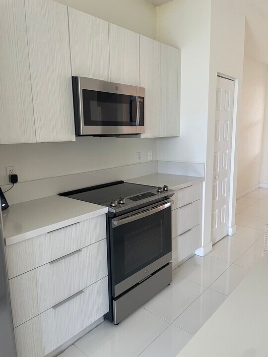 7905 NW 104th Ave in Doral, FL - Building Photo