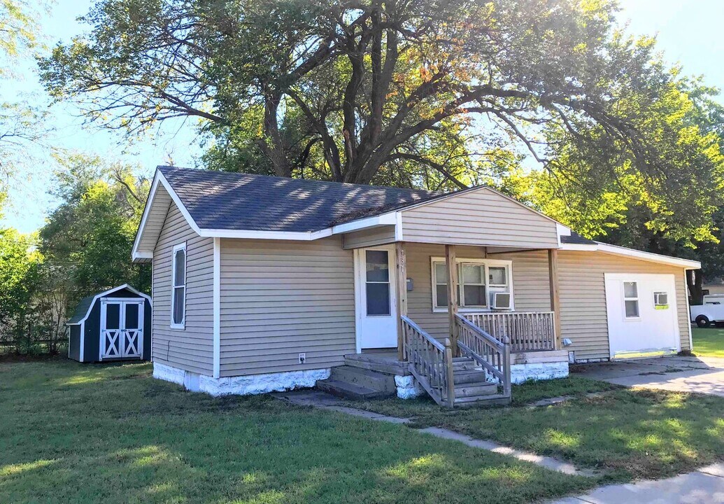 731 E 10th Ave in Hutchinson, KS - Building Photo