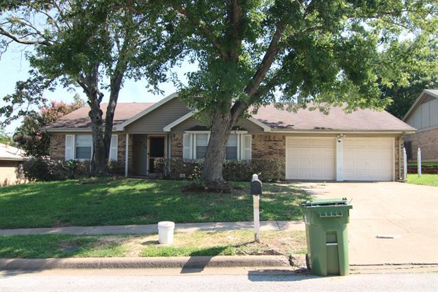 745 Spring Valley Dr in Hurst, TX - Building Photo