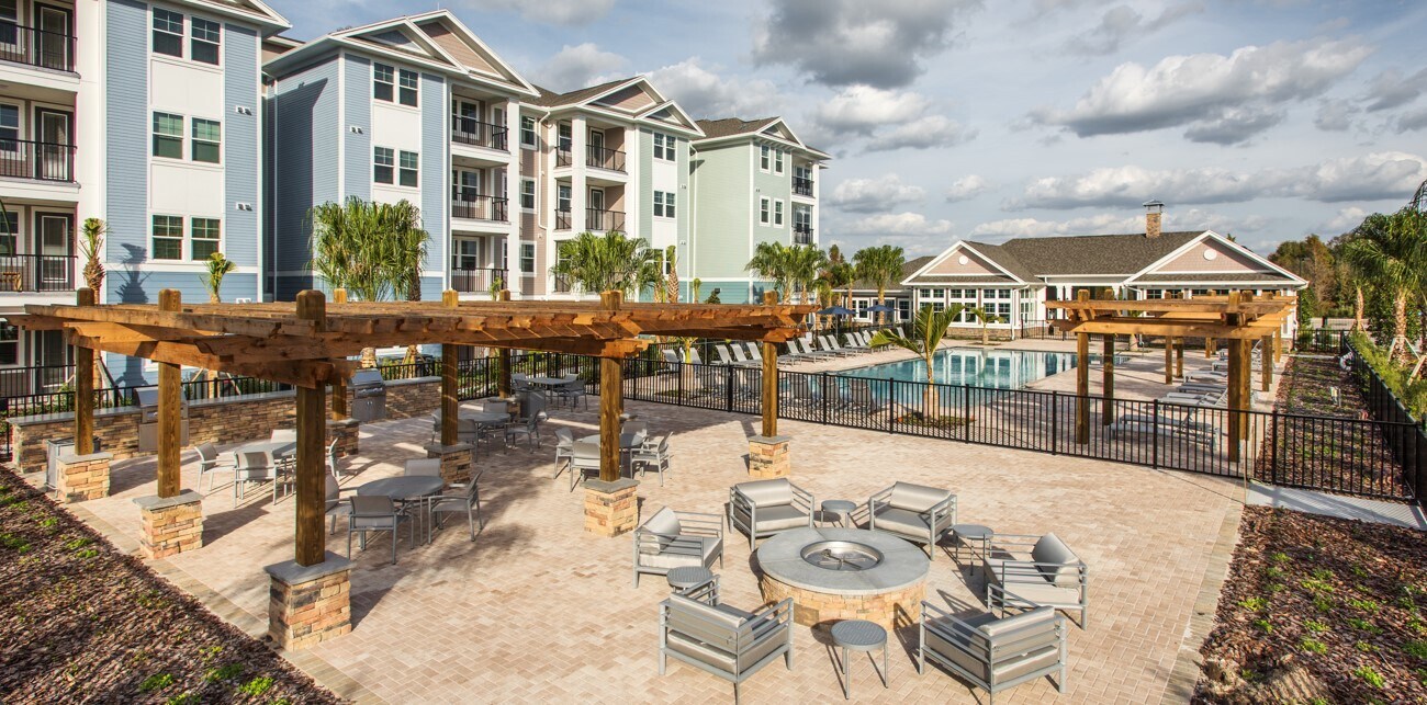 The Point at Bella Grove in Sarasota, FL - Foto de edificio