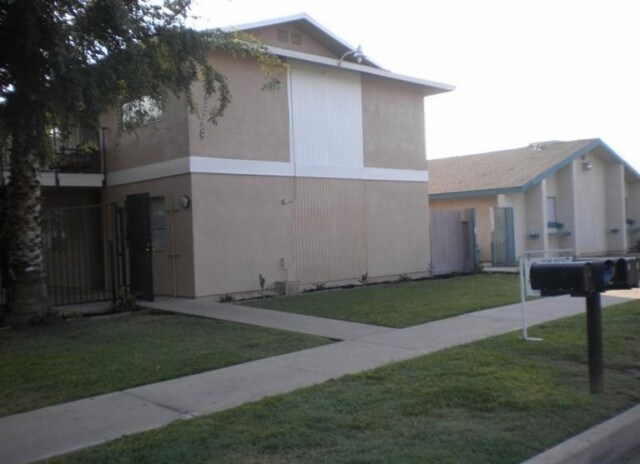 240 S F St in Tulare, CA - Building Photo