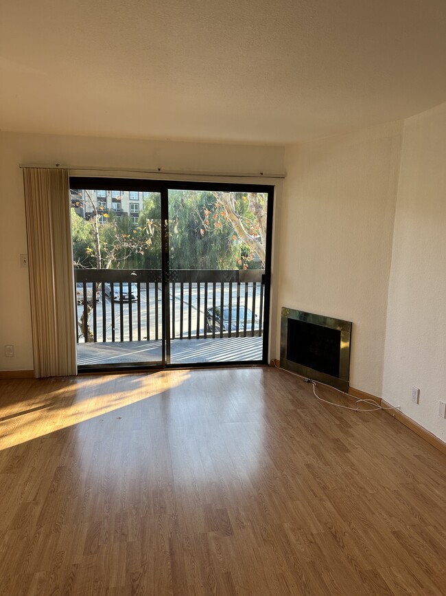 22100 Burbank Blvd, Unit 324C in Woodland Hills, CA - Building Photo - Building Photo