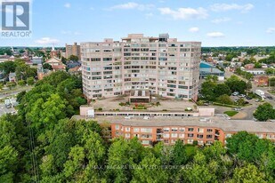 7 Gale Crescent in St Catharines, ON - Building Photo