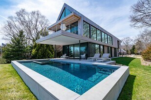 1080 Springs Fireplace Rd in East Hampton, NY - Building Photo