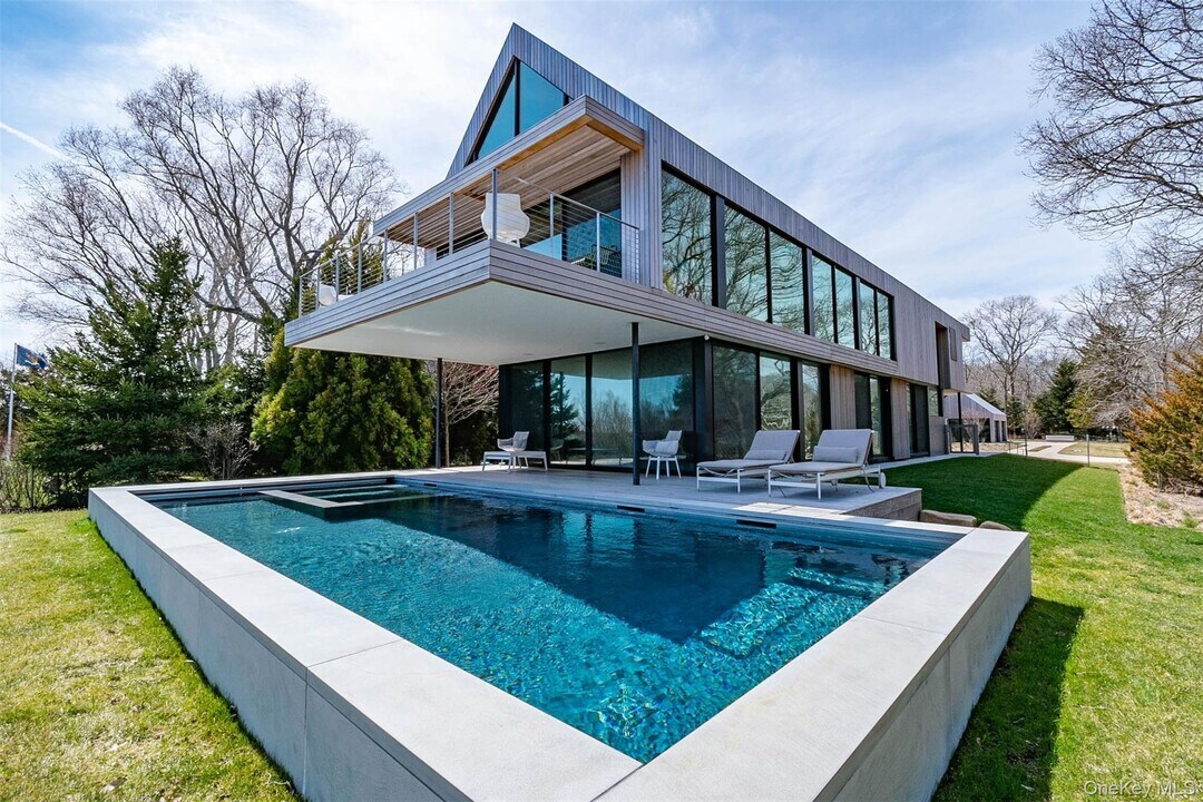 1080 Springs Fireplace Rd in East Hampton, NY - Building Photo