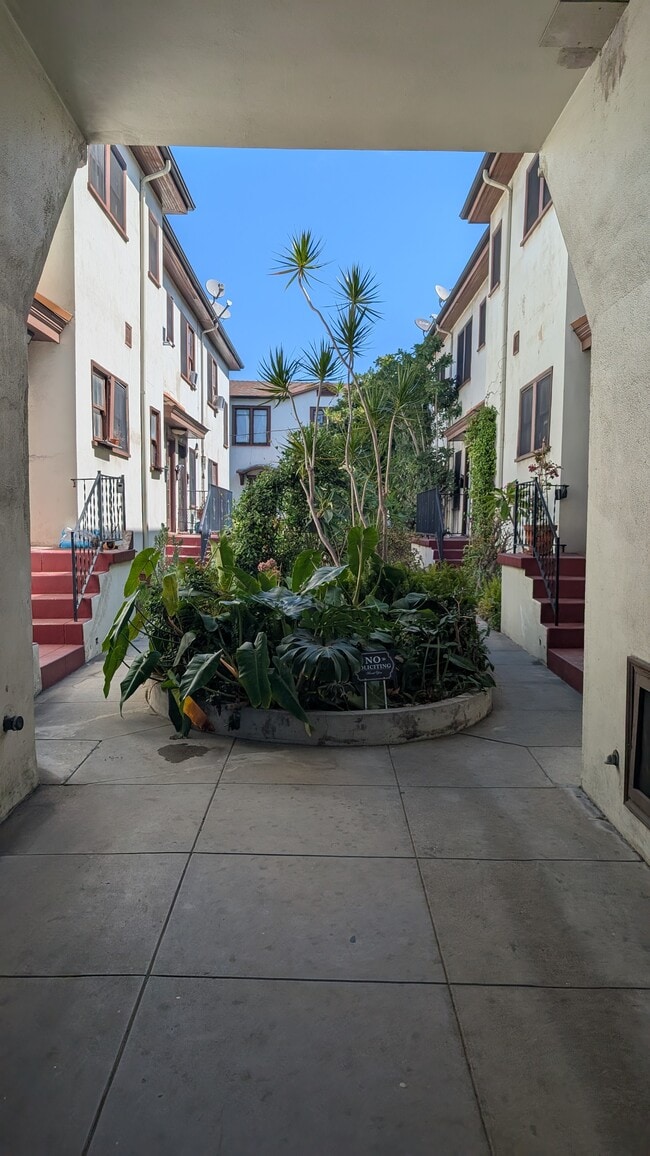 860 E Kensington Rd, Unit 864 in Los Angeles, CA - Foto de edificio - Building Photo