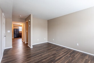 All the things are found at Silver Springs in Springfield, MO - Foto de edificio - Interior Photo