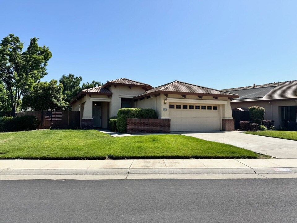 7513 Brabham Way in Elk Grove, CA - Building Photo
