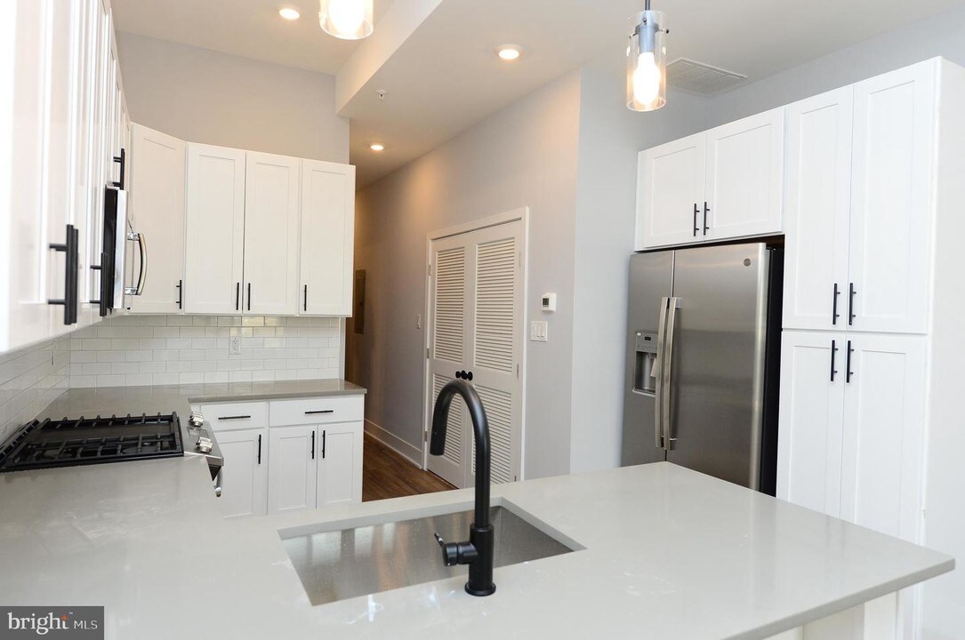 910 N 17th St in Philadelphia, PA - Building Photo