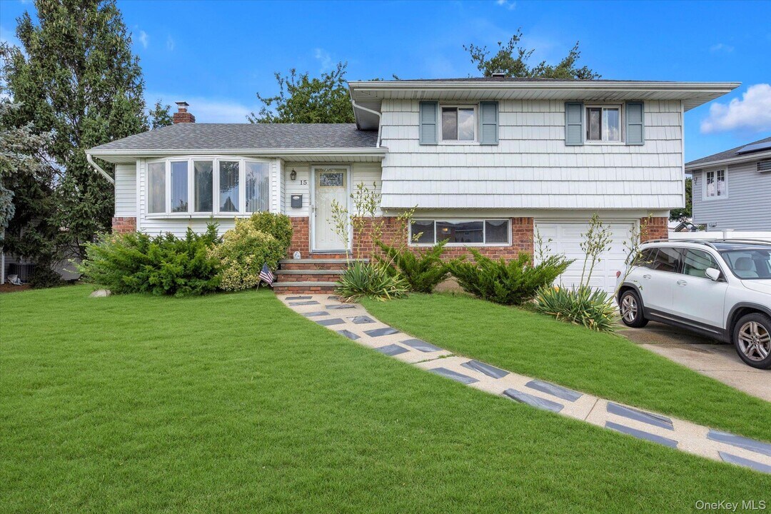 15 Maynard Dr in Farmingdale, NY - Building Photo