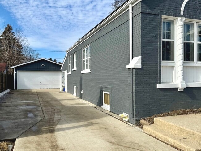 216 Burton Ave in Waukegan, IL - Building Photo - Building Photo