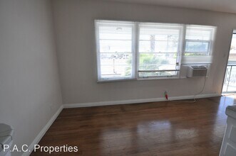 10924 Camarillo St in Los Angeles, CA - Building Photo - Building Photo