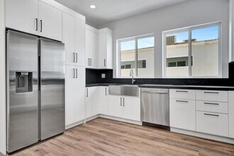 11615 Burbank Blvd in Los Angeles, CA - Building Photo - Building Photo