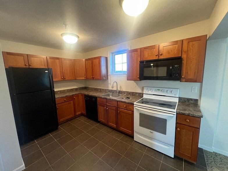 249 Main St, Unit 2-5 in Rutland, MA - Building Photo