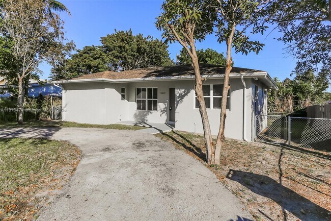 5819 Wilson St in Hollywood, FL - Building Photo - Building Photo