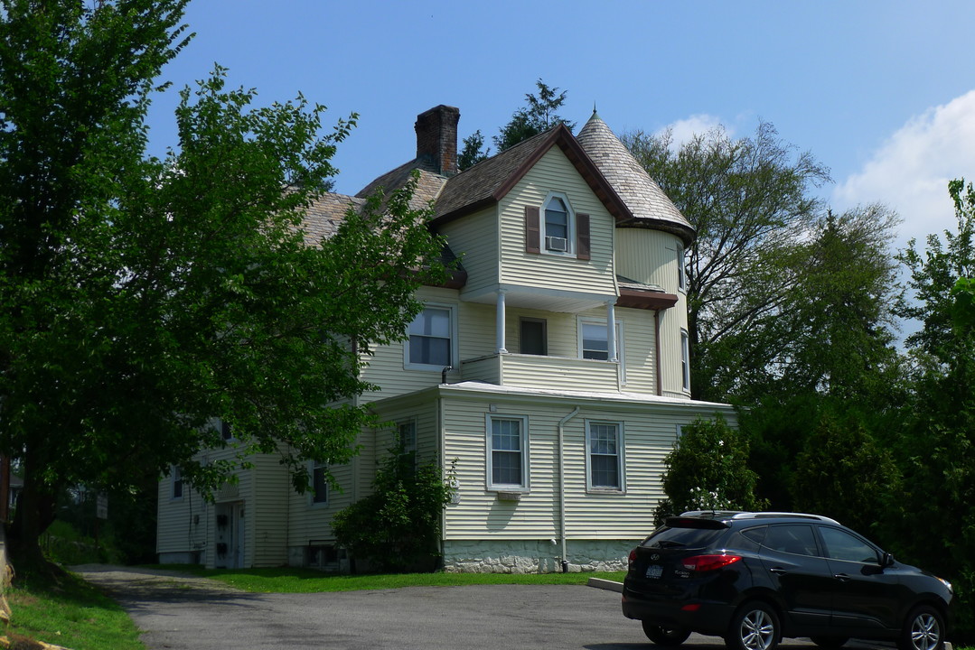 12 Putnam Ave in Brewster, NY - Foto de edificio