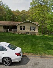 21 Newton Ln in Trumbull, CT - Foto de edificio - Building Photo