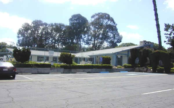 Ponderosa in Escondido, CA - Foto de edificio