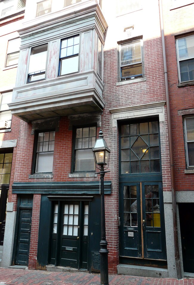 16 S Russell St in Boston, MA - Foto de edificio - Building Photo