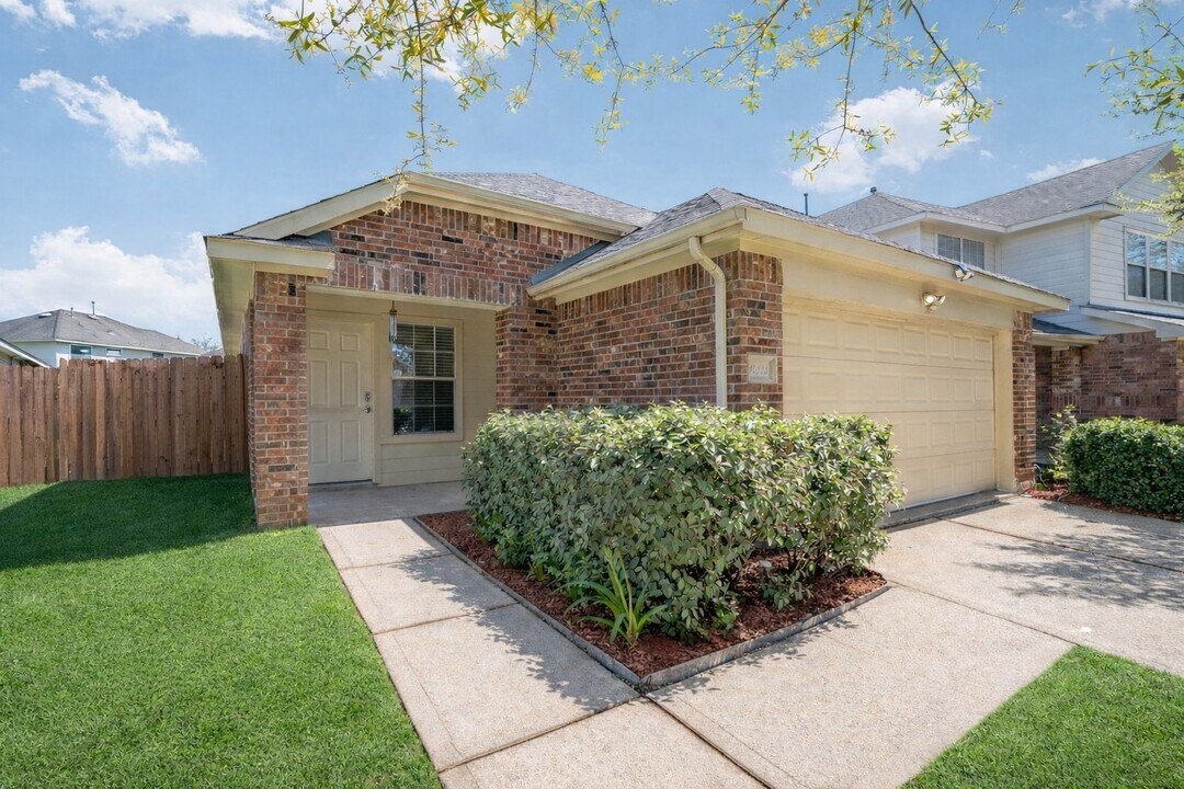 14323 Brunswick Point Ln in Houston, TX - Building Photo