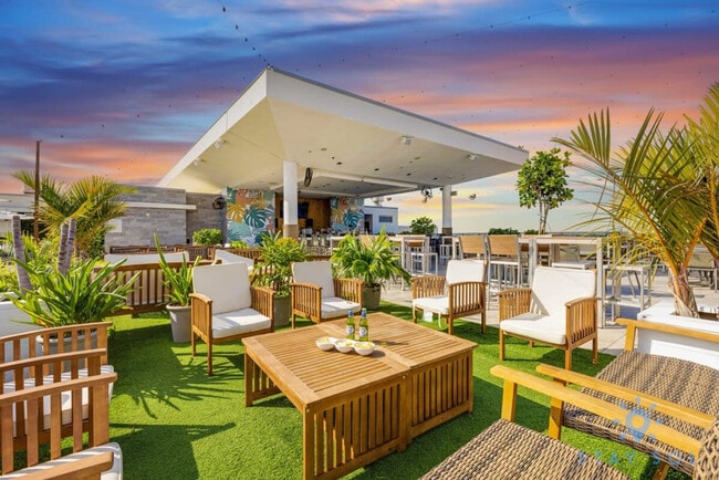 111 N Ocean Dr in Hollywood, FL - Building Photo - Building Photo
