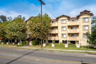 1615 Yosemite Dr in Los Angeles, CA - Building Photo - Primary Photo