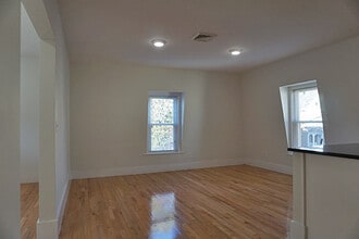 4 Osgood St, Unit 3 in Somerville, MA - Building Photo - Building Photo