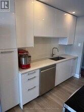 80 Quebec Ave in Toronto, ON - Building Photo - Building Photo