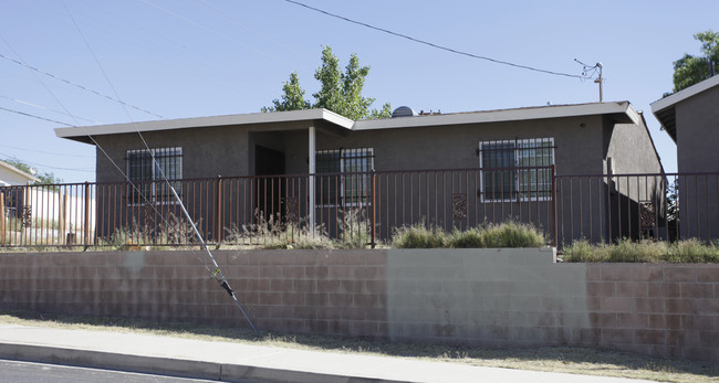 15454 5th St in Victorville, CA - Foto de edificio - Building Photo