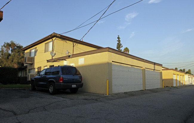 1070 Springfield St in Upland, CA - Foto de edificio - Building Photo