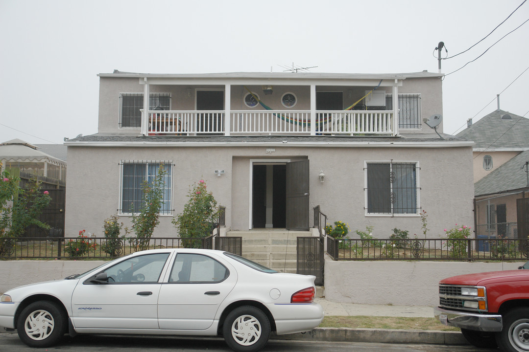 317 N Burlington Ave in Los Angeles, CA - Foto de edificio