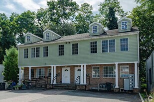 38 Manorhaven Blvd in Port Washington, NY - Building Photo