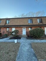 11 King Arthur Dr in East Lyme, CT - Building Photo