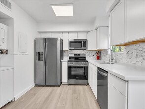 6007 SW 69th St in South Miami, FL - Building Photo - Building Photo