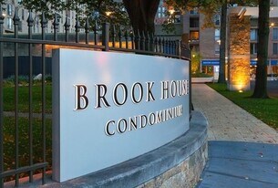 33 Pond Ave in Brookline, MA - Building Photo